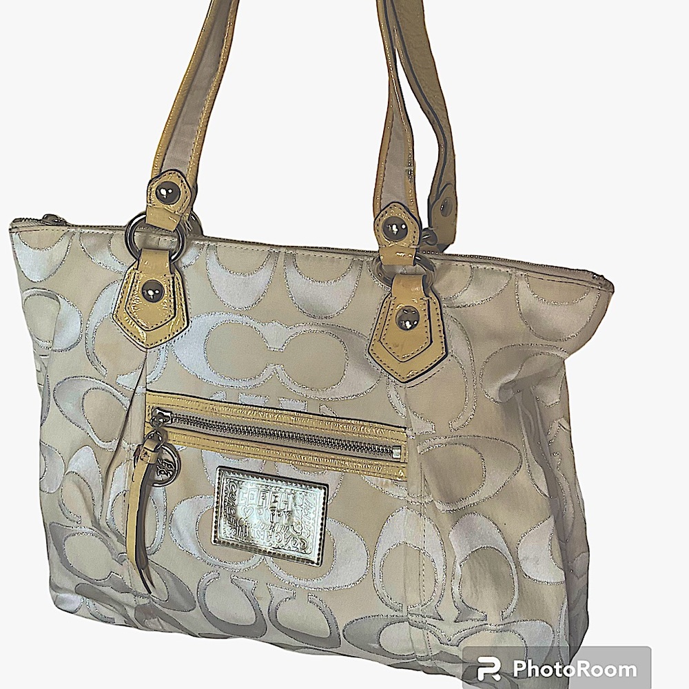 COPY - LOW START Coach Poppy in a. Giant size bag . Excellent condition.